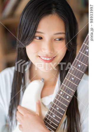 若い女性ポートレート（エレキギター） 98933997