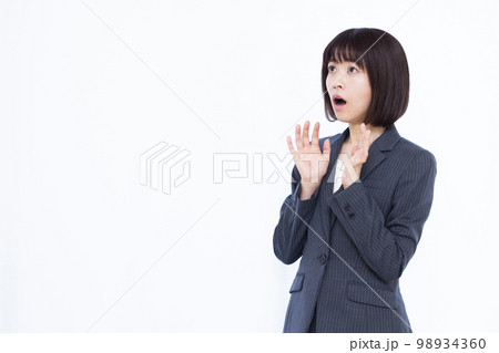 びっくりしている30代のビジネスウーマン びっくりしている30代のビジネスウーマン 98934360