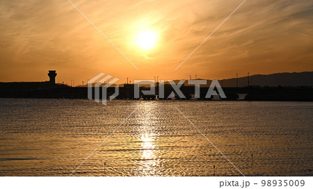 長崎空港(夕暮れ版／長崎県大村市) 98935009