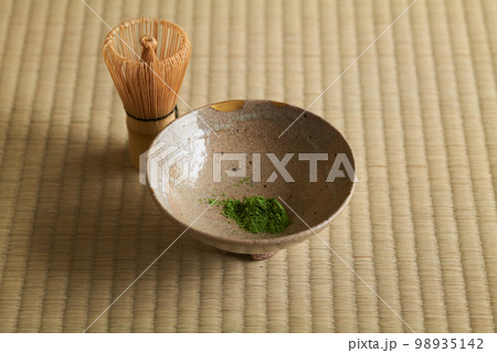 畳の上に置かれた湯呑みと茶筅 98935142