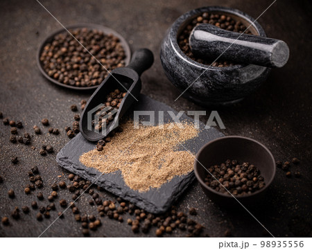 Whole and milled black pepper Whole and milled black pepper 98935556