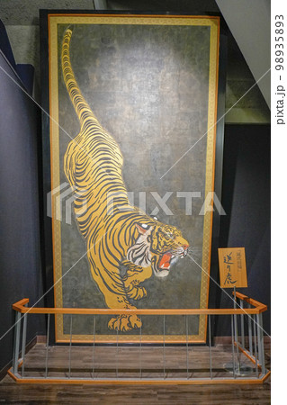 小倉城内に展示している虎の絵。 98935893