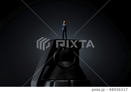 手榴弾とミニチュアのビジネスパーソン 98936317