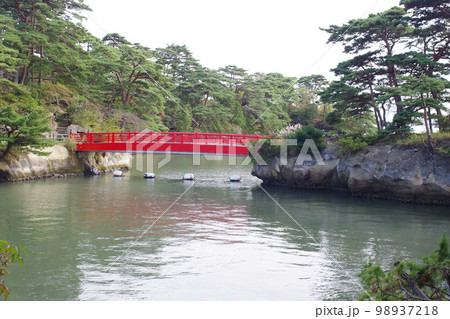 雄島に架かる渡月橋の景色 雄島に架かる渡月橋の景色 98937218