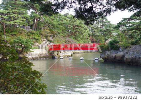 雄島に架かる渡月橋の景色 雄島に架かる渡月橋の景色 98937222