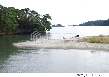 松島海岸公園の砂浜の景色 松島海岸公園の砂浜の景色 98937226