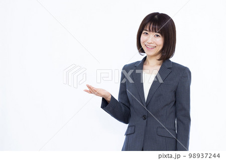紹介をしている30代のビジネスウーマン 紹介をしている30代のビジネスウーマン 98937244