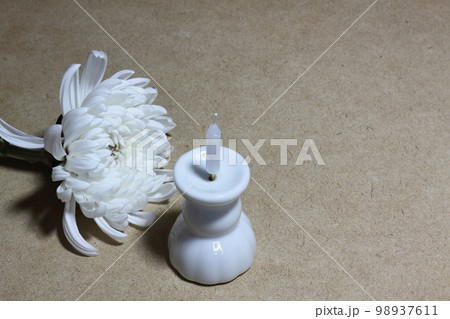 ロウソクと白い菊の花 ロウソクと白い菊の花 98937611