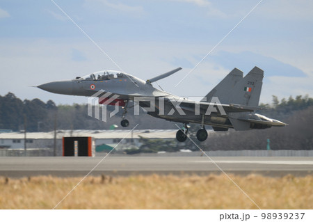 インド空軍スホーイSu-30MKI着陸 98939237