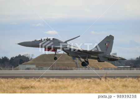 インド空軍スホーイSu-30MKI着陸 98939238