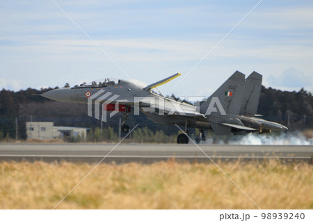 インド空軍スホーイSu-30MKI着陸 98939240