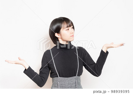 案内のジェスチャーをする若い女性 案内のジェスチャーをする若い女性 98939395