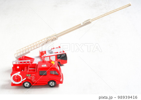 出動する消防車（はしご車とポンプ車） 98939416