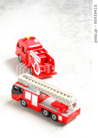 出動する消防車（はしご車とポンプ車） 98939418