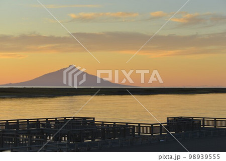 落日の利尻富士と天塩川と桟橋　写真素材　9月【撮影地：北海道天塩町】 98939555