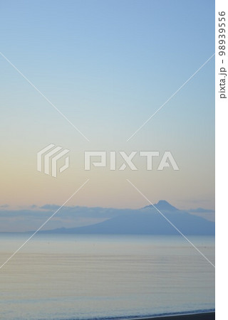 晩秋の暮れゆくブルーな利尻富士と日本海　縦向き　写真素材　10月【北海道】 98939556