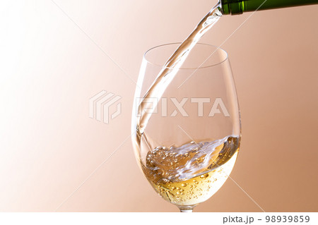 白ワインを注ぐ 98939859