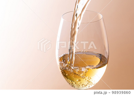 白ワインを注ぐ 98939860