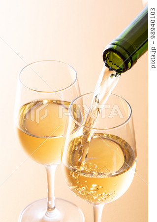 白ワインを注ぐ 98940103