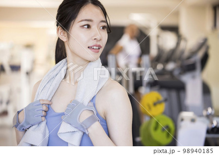 スポーツジムで休憩をする若い女性 98940185
