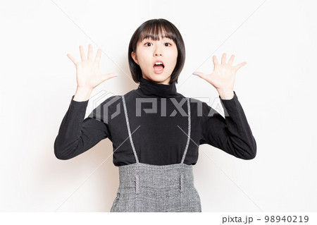 驚いている黒い服を着た若い女性 98940219