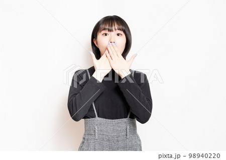驚いている黒い服を着た若い女性 驚いている黒い服を着た若い女性 98940220