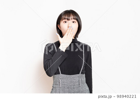 驚いている黒い服を着た若い女性 98940221