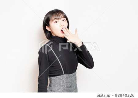 驚いている黒い服を着た若い女性 驚いている黒い服を着た若い女性 98940226