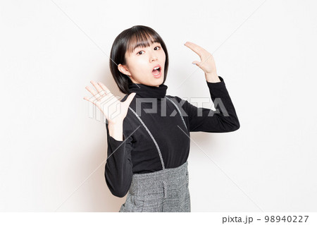 驚いている黒い服を着た若い女性 98940227