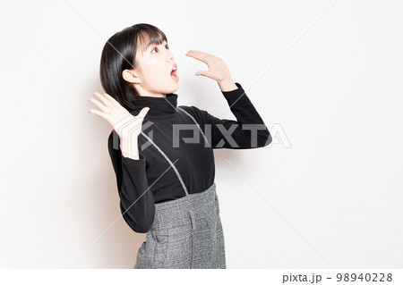 驚いている黒い服を着た若い女性 98940228
