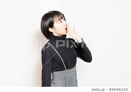 驚いている黒い服を着た若い女性 98940229