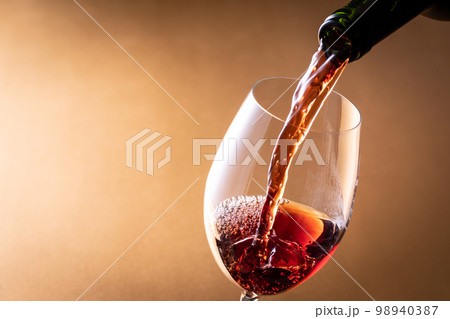 赤ワインを注ぐ 98940387