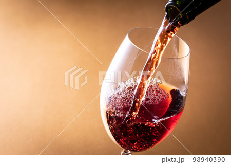 赤ワインを注ぐ 98940390