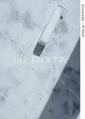 white plastic bottles with pump dispenser white plastic bottles with pump dispenser 98940439
