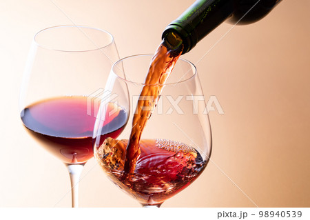 赤ワインを注ぐ 98940539