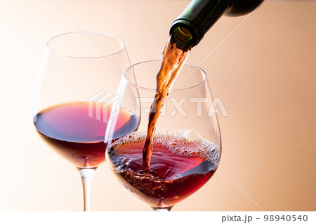 赤ワインを注ぐ 赤ワインを注ぐ 98940540