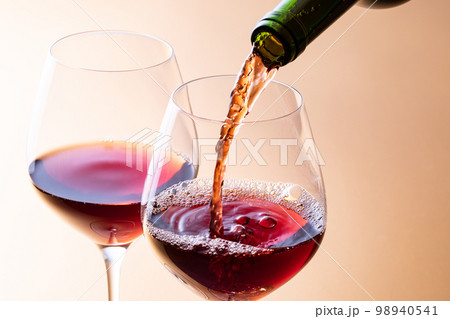 赤ワインを注ぐ 98940541