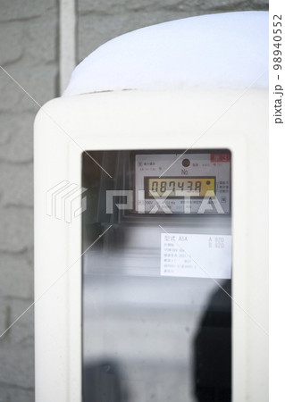 電力メーター(電気料金高騰イメージ) 電力メーター(電気料金高騰イメージ) 98940552