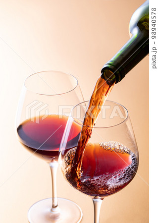赤ワインを注ぐ 98940578