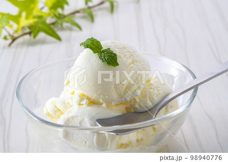 美味しいミルクバニラアイス 98940776