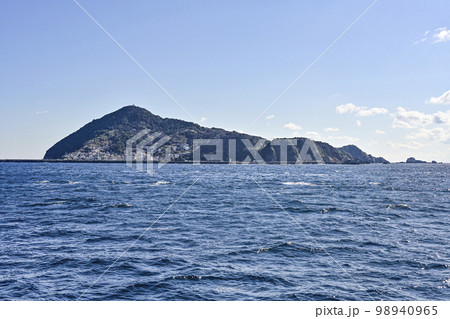 航行中の船上より神島を望む 98940965