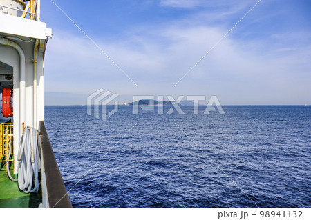 航行中の伊勢湾フェリーより伊良湖岬を望む 98941132