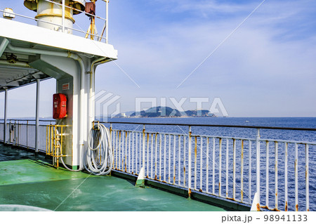 航行中の伊勢湾フェリーより伊良湖岬を望む 98941133