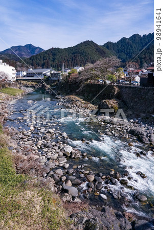 吉田川に架かる新橋(ジャンプ橋)から郡上八幡の町並み 吉田川に架かる新橋(ジャンプ橋)から郡上八幡の町並み 98941641