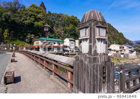 吉田川に架かる新橋(ジャンプ橋)から郡上八幡の町並み 吉田川に架かる新橋(ジャンプ橋)から郡上八幡の町並み 98941649