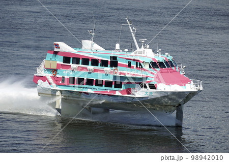 東京湾を航行する高速ジェット船 東京湾を航行する高速ジェット船 98942010