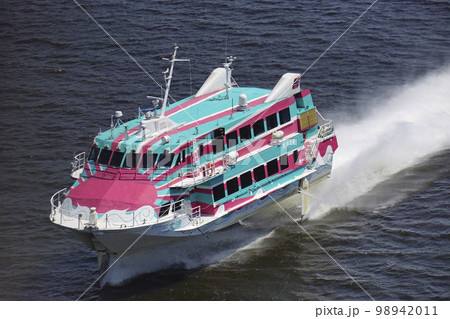 東京湾を航行する高速ジェット船 東京湾を航行する高速ジェット船 98942011