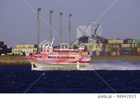 東京湾を航行する高速ジェット船 98942015