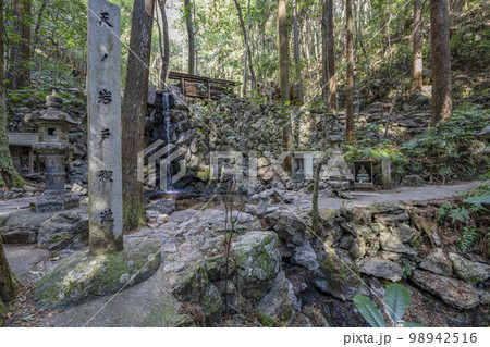 天の岩戸（三重県志摩市）みそぎの瀧 98942516