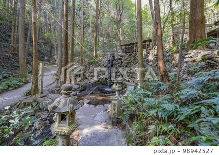 天の岩戸（三重県志摩市）みそぎの瀧 98942527